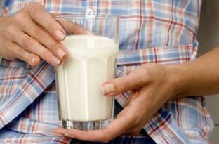 Ang isang batang babae ay nawawalan ng timbang sa kefir